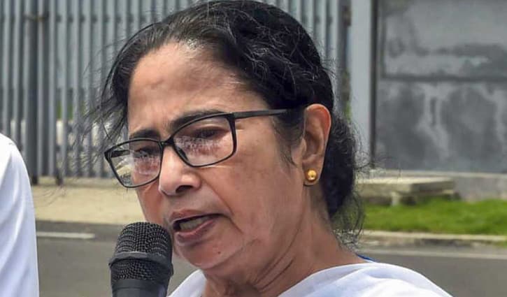 হঠাৎ করে বাংলাদেশ ইস্যুতে নরম সুর মমতার