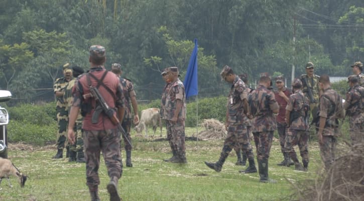 বিএসএফের কাঁটাতারের বেড়া নিয়ে থমথমে চাঁপাইনবাবগঞ্জ সীমান্ত