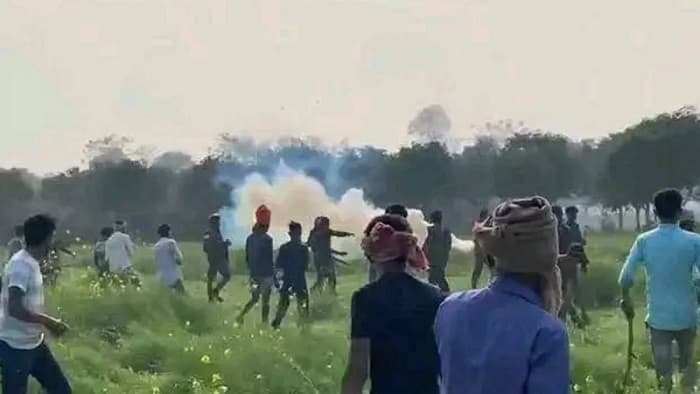 বাংলাদেশিদের লক্ষ্য করে চাঁপাইনবাবগঞ্জ সীমান্তে হাতবোমা নিক্ষেপ ভারতীয়দের, আহত ৫