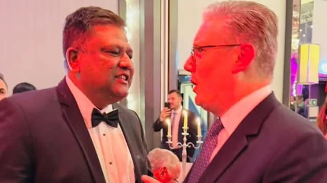 পলাতক আওয়ামী লীগ নেতা আনোয়ারুজ্জামানের সঙ্গে বৃটিশ প্রধানমন্ত্রীর সাক্ষাৎ