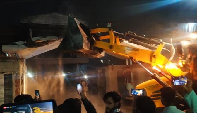বুলডোজার দিয়ে গুঁড়িয়ে দেয়া হচ্ছে খুলনার ‘শেখবাড়ি’
