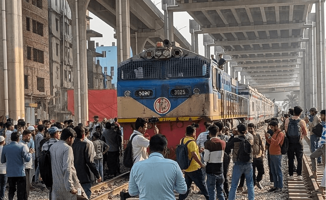 মিছিল নিয়ে মহাখালীতে তিতুমীর শিক্ষার্থীরা, রেলপথ অবরোধ