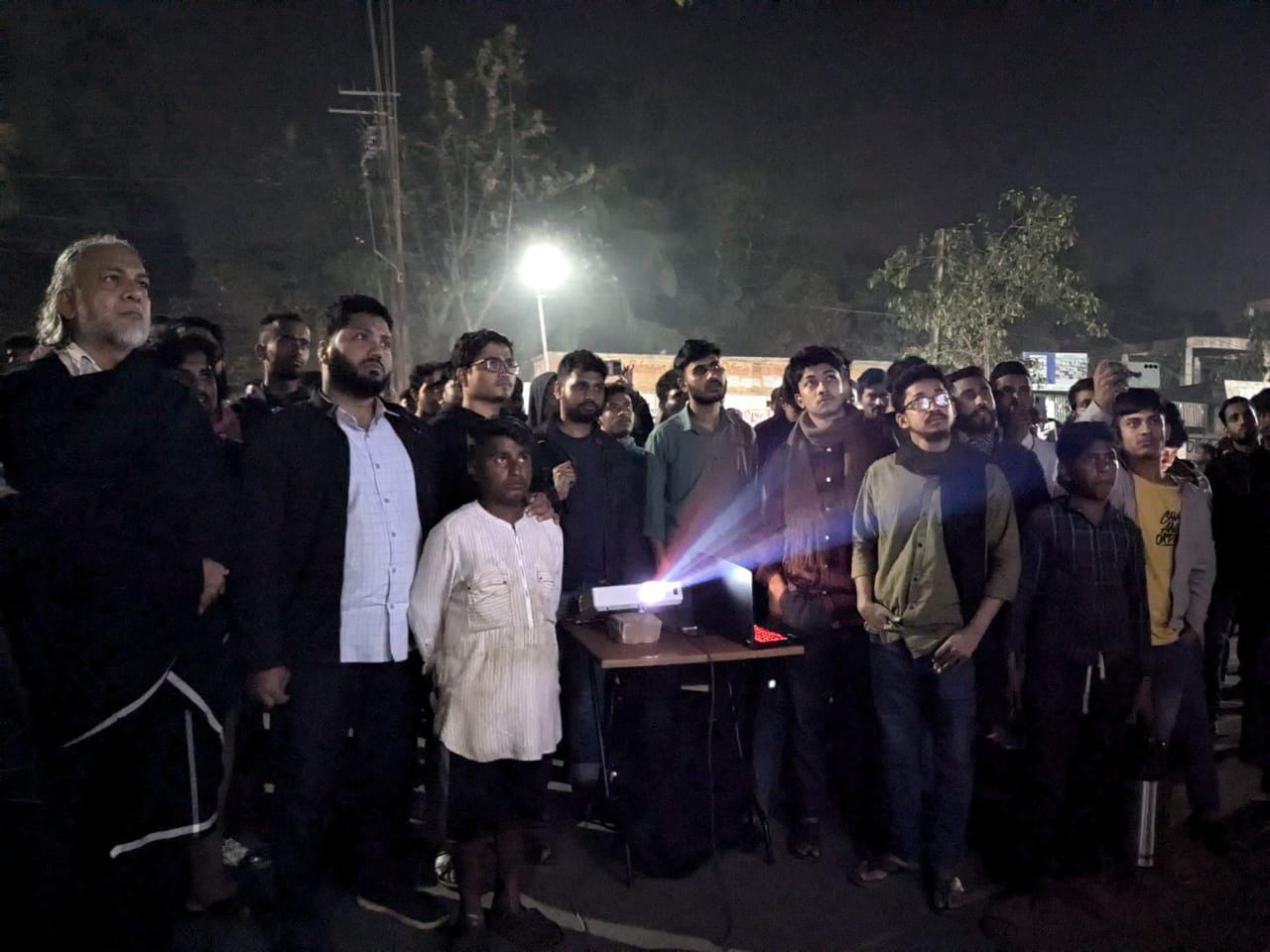 হাসিনার বক্তব্যের প্রতিবাদে চবি জিরো পয়েন্টে অনুধ্যান কেন্দ্রর প্রদর্শনীর আয়োজন