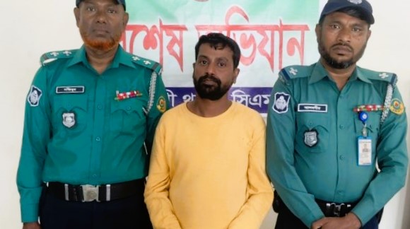পাহাড়তলীতে অটোরিকশা যাত্রীর কাছ থেকে দেশীয় পিস্তল উদ্ধার