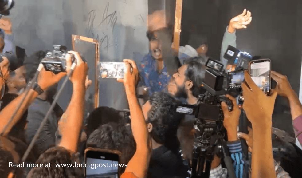 ধানমন্ডি ৩২ নম্বরে ঢুকে পড়েছে ছাত্র-জনতা, চলছে ভাঙচুর