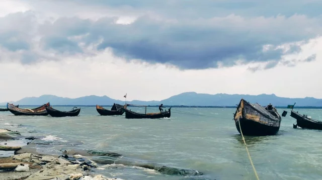 সেন্টমার্টিনে ৫৬ জেলের মাছ জাল খাবার ‘ছিনিয়ে’ নিল আরাকান আর্মি