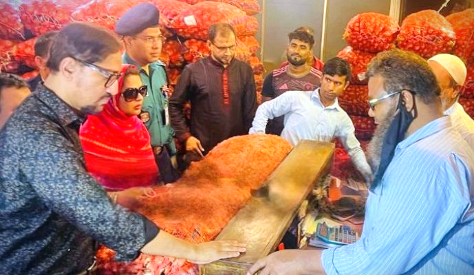 চট্টগ্রামের বাজার নিয়ন্ত্রণে মেয়র ডা শাহাদাত এবং জেলা প্রশাসক ফরিদা খানম ঐক্যবদ্ধ অভিযানে