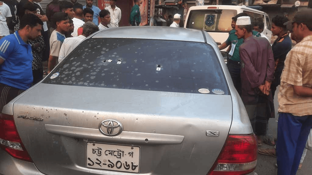 চট্টগ্রামের বাকলিয়ায় প্রাইভেট কার লক্ষ্য করে ব্রাশফায়ার, নিহত ২
