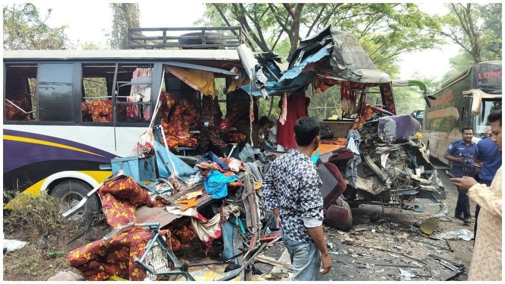ঈদুল ফিতরের দিনে লোহাগাড়ায় দুই বাসের মুখোমুখি সংঘর্ষে নিহত ৫