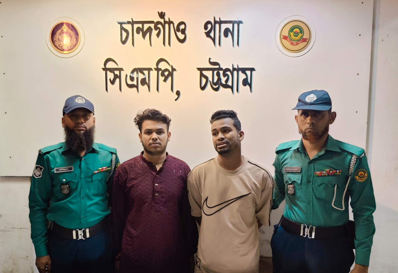চান্দগাঁওয়ে দুই ছিনতাইকারী গ্রেপ্তার, দেশীয় অস্ত্র উদ্ধার