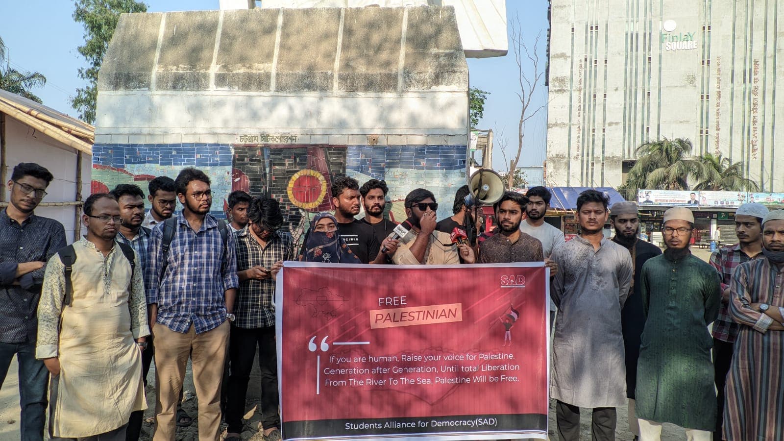 “বাংলার মানুষ যেন ইফতারের আগে দখলদার ইসরায়েলি জায়নবাদীদের ধ্বংসের জন্য দোয়া করে।”