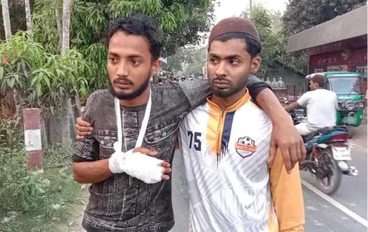 চট্টগ্রামে বিএনপির দু’পক্ষের সংঘর্ষে গুলিবিদ্ধসহ ১৩ জন আহত, মোটরসাইকেলে আগুন