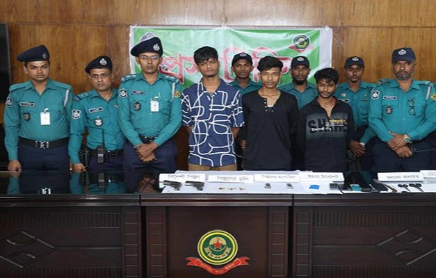 অস্ত্রসহ বায়েজিদ ওয়াজেদিয়া থেকে ৩ ডাকাত গ্রেপ্তার