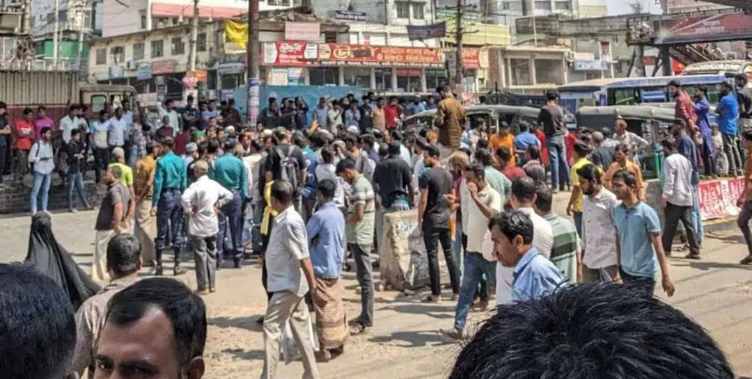 মুরাদপুরে টেম্পু চালকদের সড়ক অবরোধ, চরম দুর্ভোগে যাত্রীরা