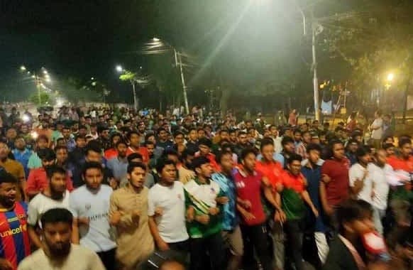 লাকি আক্তারের গ্রেফতারের দাবিতে উত্তাল শাহবাগ