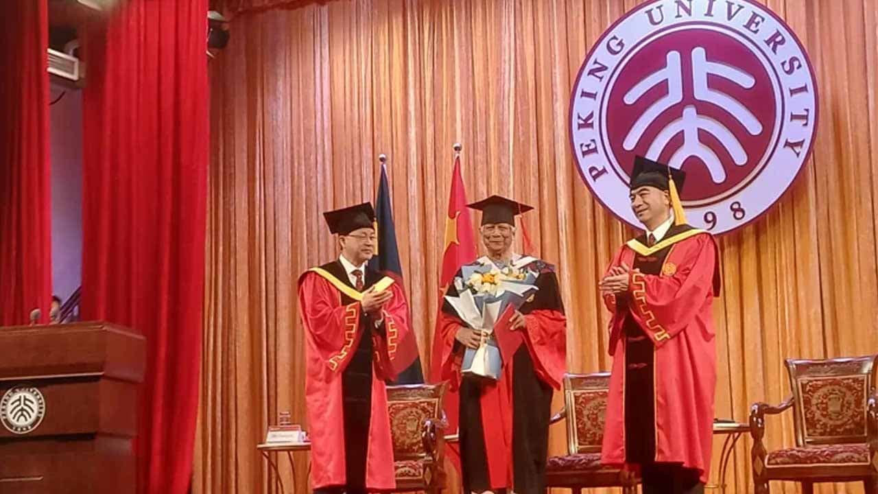 ড. মুহাম্মদ ইউনূসকে চীনের পিকিং বিশ্ববিদ্যালয়ের সম্মানসূচক ডি. লিট ডিগ্রি প্রদান