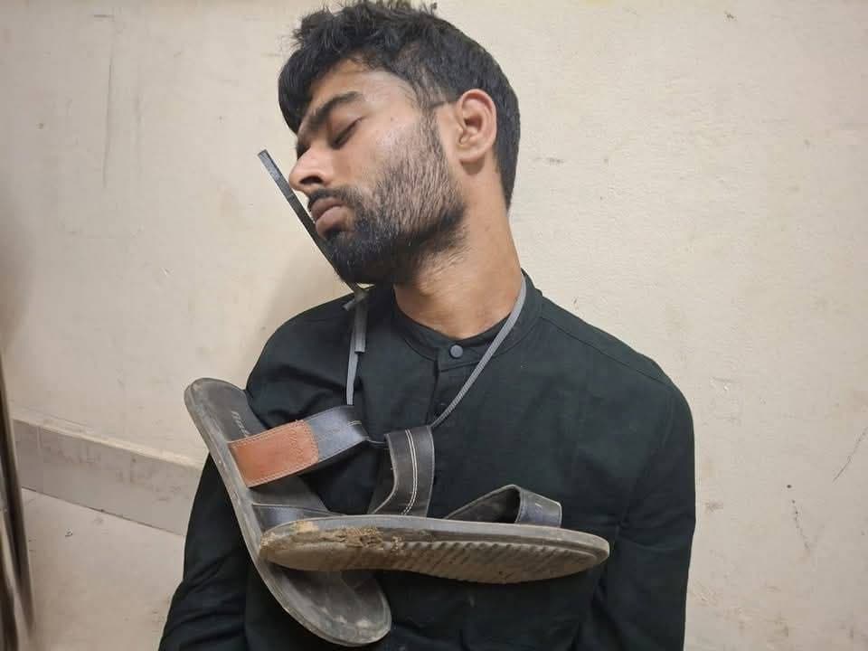 চবিতে ছাত্রলীগ কর্মীকে জুতার মালা পরিয়ে পুলিশে সোপর্দ করলো চবি ছাত্রদল