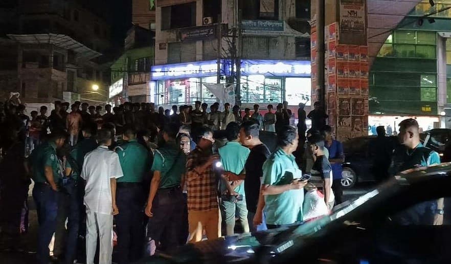 লালখান বাজারে বাসচাপায় তরুণীর মর্মান্তিক মৃত্যু, চালক পলাতক