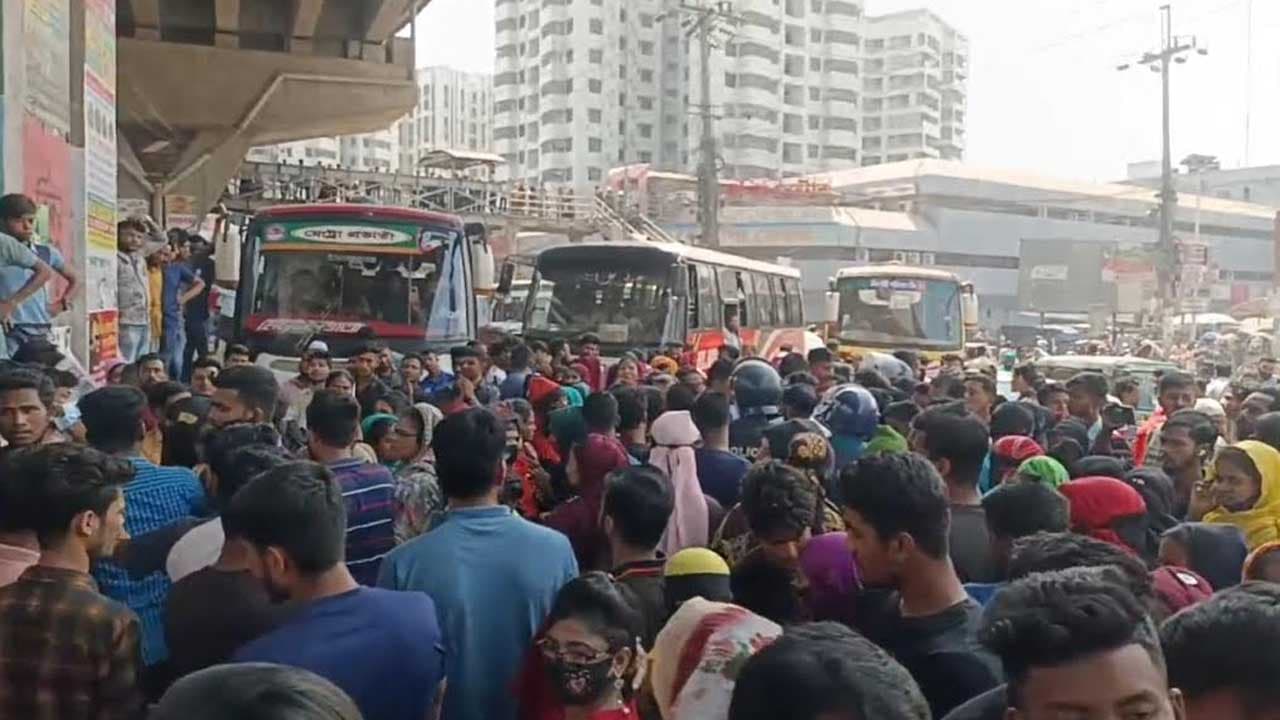 চট্টগ্রাম ইপিজেডে বকেয়া বেতনের দাবিতে ছাঁটাইকৃত শ্রমিকদের সড়ক অবরোধ