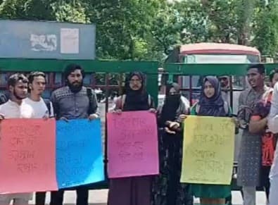 চবি শিক্ষার্থীর ওপর স্থানীয়দের হামলার ঘটনায় বিক্ষোভ, মূল ফটকে তালা