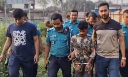 চট্টগ্রামের বারেক বিল্ডিং মোড়ে কুখ্যাত ছিনতাইচক্রের হোতা গ্রেফতার, উদ্ধার অস্ত্র ও গুলি
