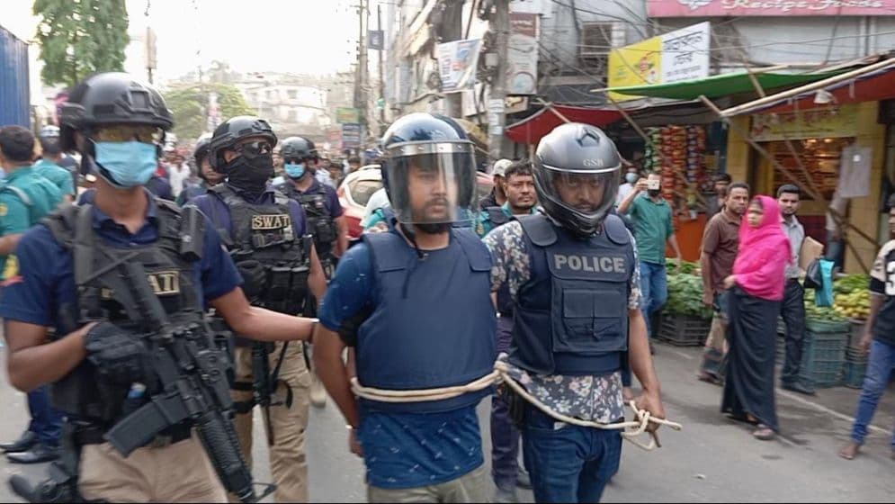 ছোট সাজ্জাদকে নিয়ে চট্টগ্রামে পুলিশের মহড়া, সন্ত্রাসবিরোধী বার্তা জনগণের উদ্দেশ্যে