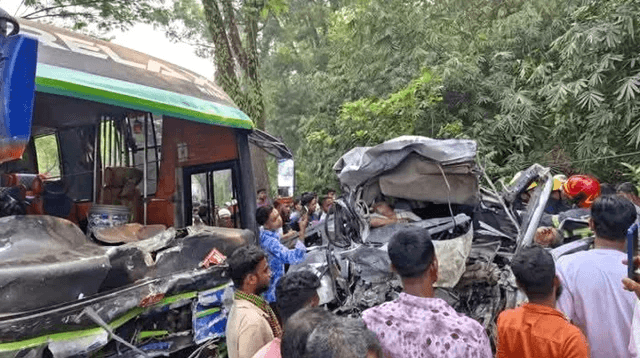 চট্টগ্রামের লোহাগাড়ায় বাস-মাইক্রোবাস সংঘর্ষে নিহত ১০