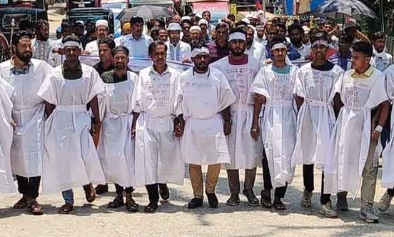 ভয়াল ২৯ এপ্রিল স্মরণে কফনের কাপড়ে কুতুবদিয়াবাসীর অবস্থান কর্মসূচি