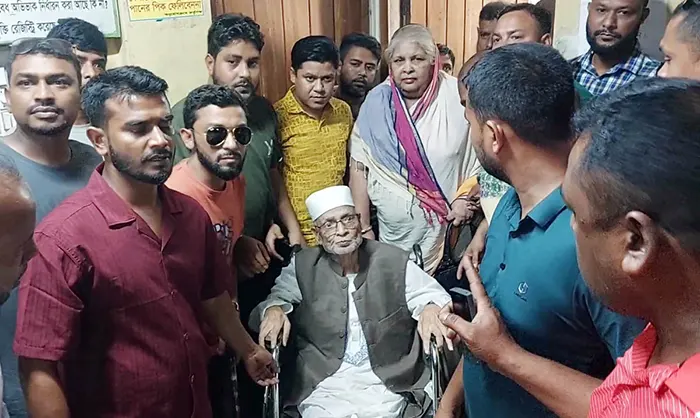 সাবেক ভূমিমন্ত্রীকে স্ত্রীসহ পুলিশে দিলেন বিএনপি নেতারা