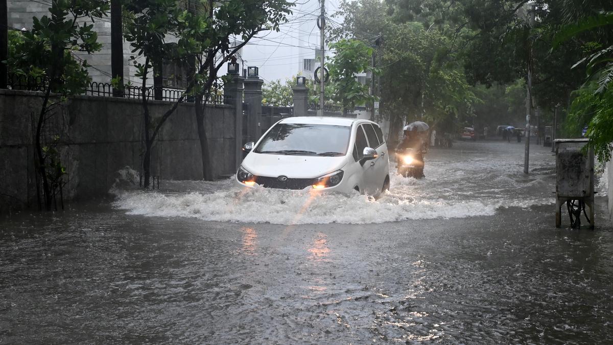 চট্টগ্রামে ৪৮ ঘণ্টায় ২৩৪ মিমি বৃষ্টি, পাহাড়ধসের আশঙ্কা !