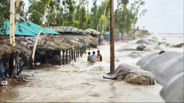 ভারী বৃষ্টিতে মহেশখালীর নিম্নাঞ্চল প্লাবিত, প্রাণহানি ও ব্যাপক ক্ষয়ক্ষতি