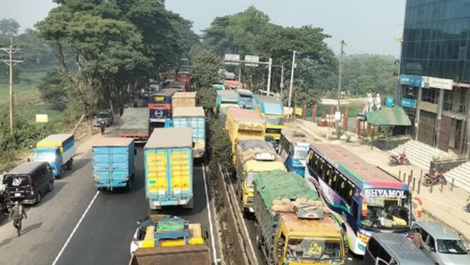 ঢাকা-চট্টগ্রাম মহাসড়কে কাভার্ডভ্যান উল্টে ৩৫ কিলোমিটার যানজট