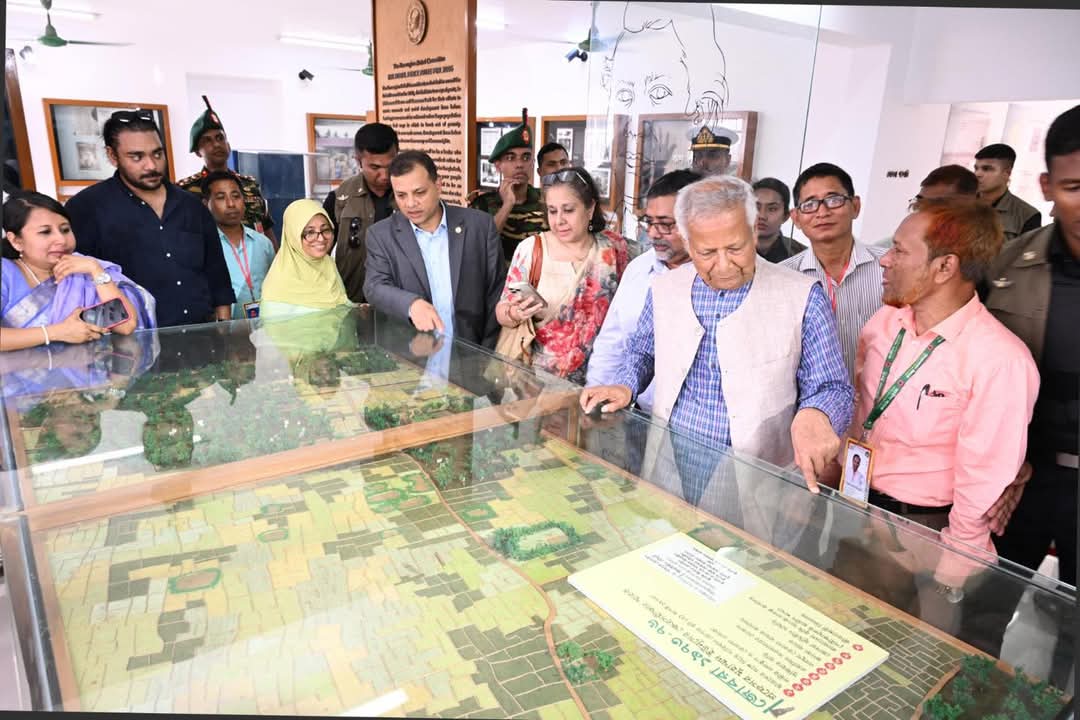 চট্টগ্রামে প্রতিষ্ঠিত গ্রামীণ ব্যাংকের প্রথম শাখা পরিদর্শন করলেন প্রধান উপদেষ্টা