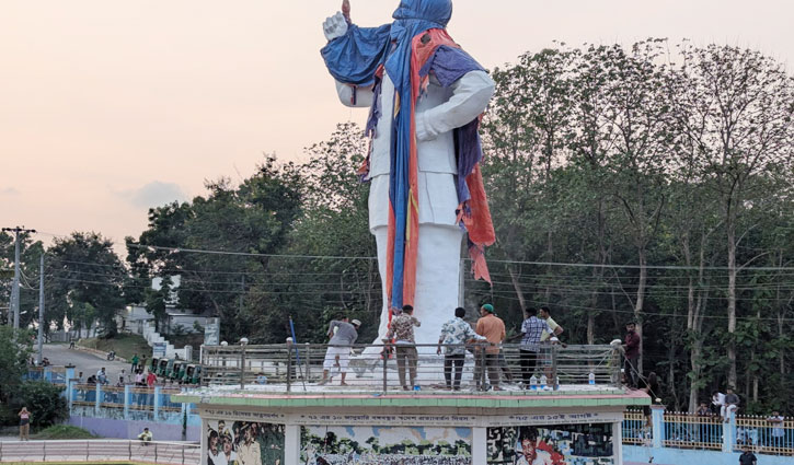 রাঙামাটিতে ভাঙ্গা হচ্ছে শেখ মুজিবের ভাস্কর্য