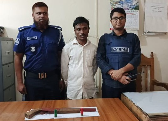 কক্সবাজারে অস্ত্রসহ আওয়ামী লীগ নেতা গ্রেপ্তার