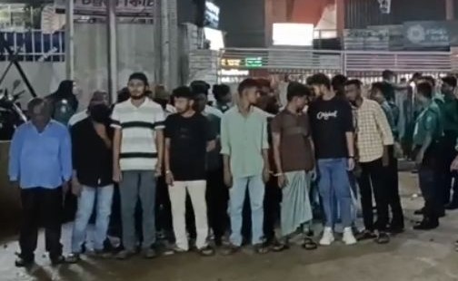 বহদ্দারহাটের আবাসিক হোটেলে পুলিশের অভিযান, ৩০ জন আটক