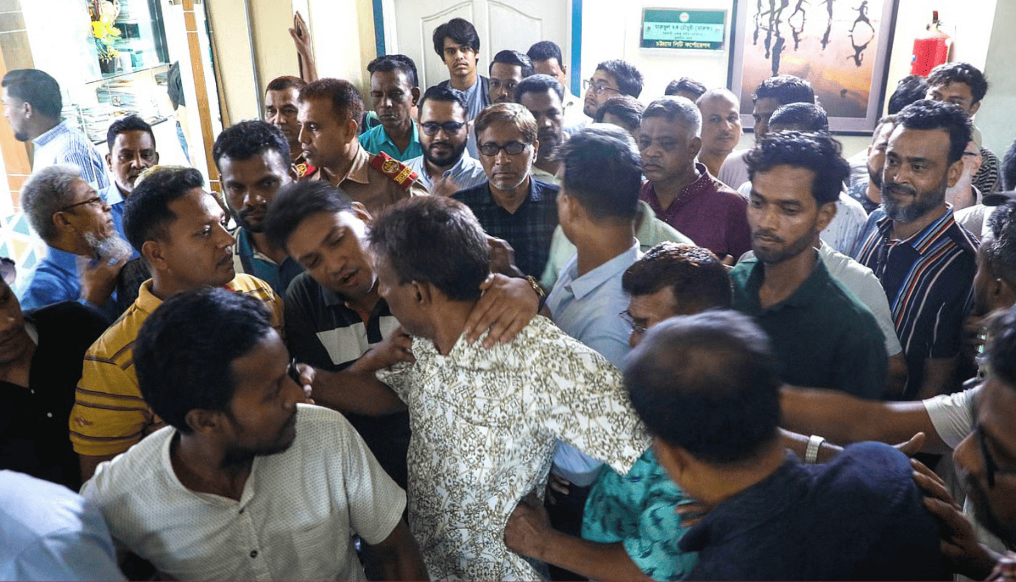 চসিকের পশুর হাটের দরপত্র নিয়ে হাতাহাতি, উত্তেজনায় দিনভর থমথমে পরিবেশ