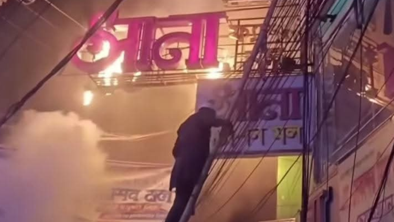 টেরিবাজারে বৈদ্যুতিক খুঁটিতে অগ্নিকাণ্ড, এড়ানো গেছে বড় ধরনের ক্ষতি