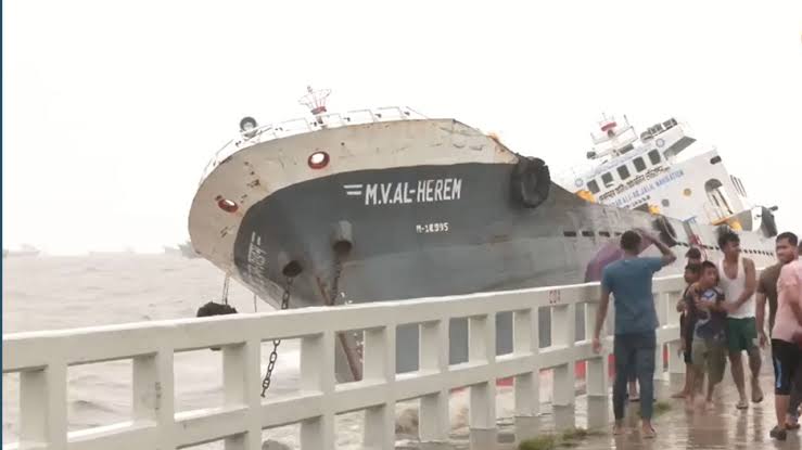 চট্টগ্রামে ঝড়ো হাওয়া ও জলোচ্ছ্বাসে উপকূলে উঠে এলো চারটি জাহাজ