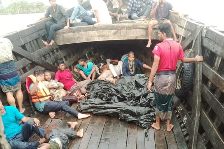 হাতিয়ার মেঘনায় ট্রলারডুবি: ৩৯ যাত্রীর মধ্যে ২০ জন উদ্ধার, ১৯ জন নিখোঁজ