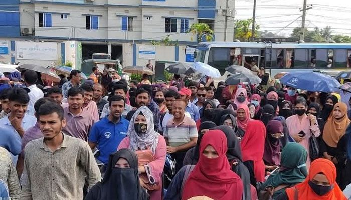 রোহিঙ্গা ক্যাম্পে ১,২৫০ স্থানীয় শিক্ষক ছাঁটাই : শিক্ষকদের বিক্ষোভ