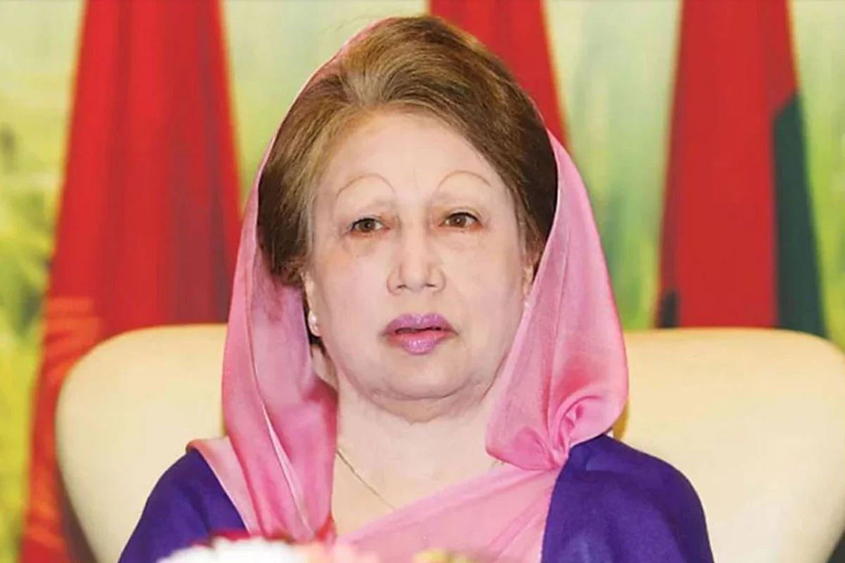 খালেদা জিয়ার হাতে গুলশানের বাড়ির কাগজ তুলে দিল অন্তর্বর্তী সরকার