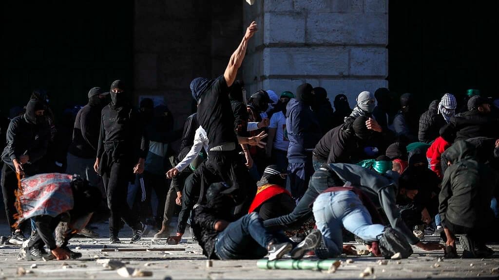 7 injured in clashes between Israeli police and Palestinians at Al-Aqsa Mosque
