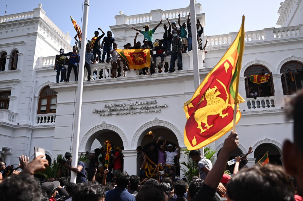 Protesters raid Sri Lanka PM&#8217;s office after president flees abroad