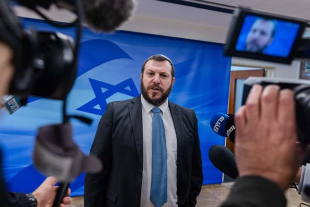 Israel dismisses a minister for supporting a nuclear attack on Gaza