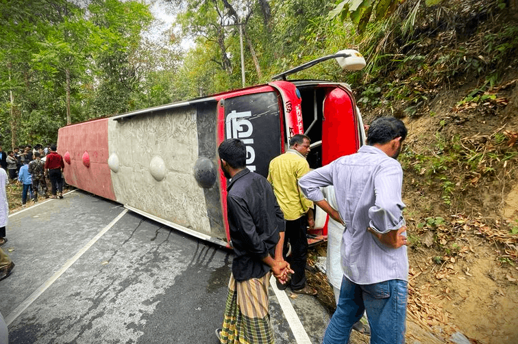 In Kaptai, 13 tourists injured as the tourist bus overturns.