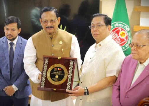 The ambassador of the Philippines written a poem praising the beauty of Chittagong.