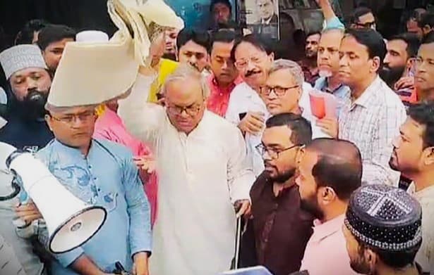 Rizvi throws away his Indian shawl and urges people to boycott products from India.
