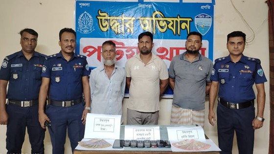 ফেরিওয়ালার সাজে কৌশলে হাতিয়ে নিলো ব্যবসায়ীর ৫ লাখ টাকা
