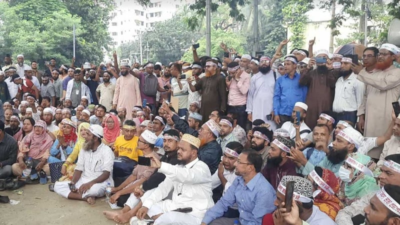 শহীদ মিনারে শিক্ষক উপস্থিতি বাড়ছে, সচিবালয়ের উদ্দেশে লংমার্চের প্রস্তুতি